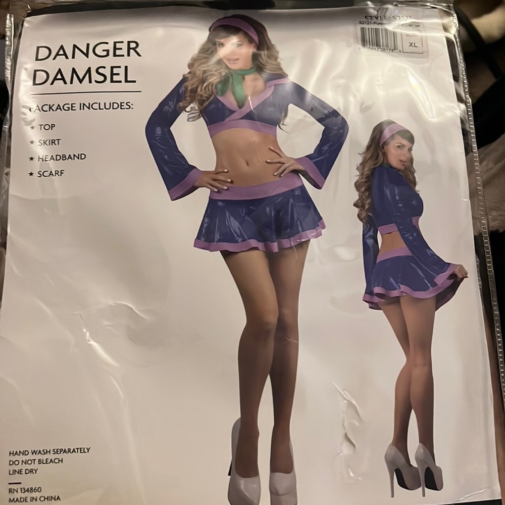 selling a daphne costume it’s brand new never been worn